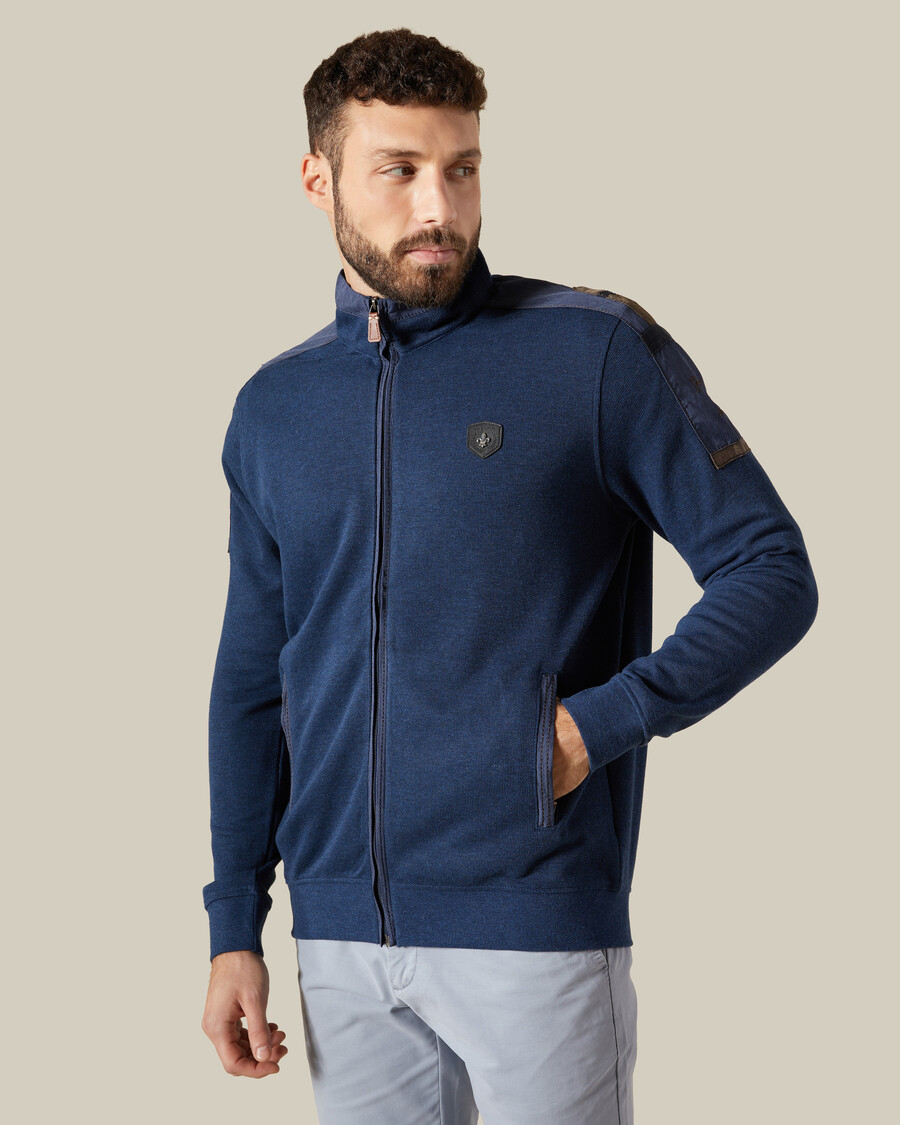 strickjacke mit jeansflicken