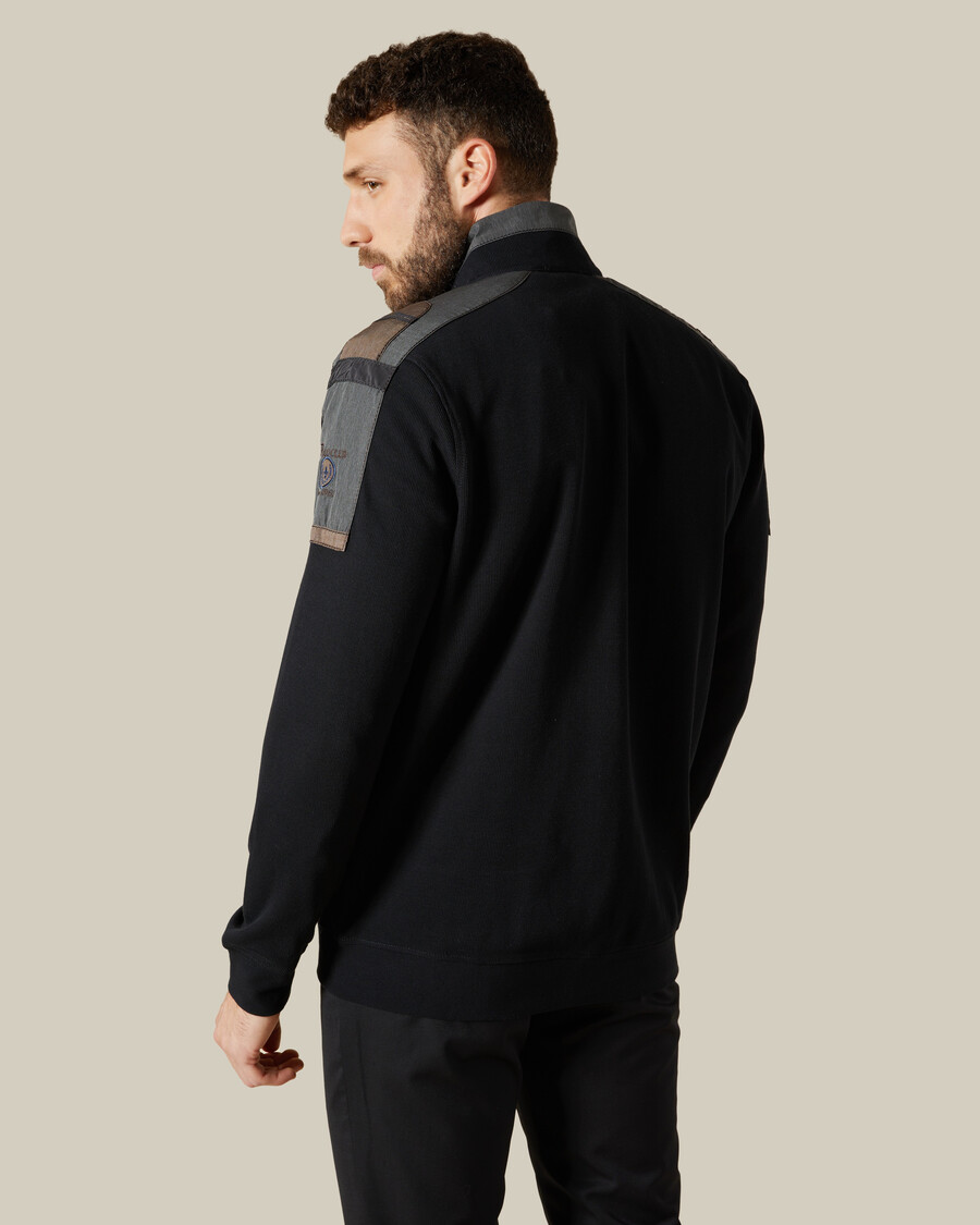 strickjacke mit jeansflicken