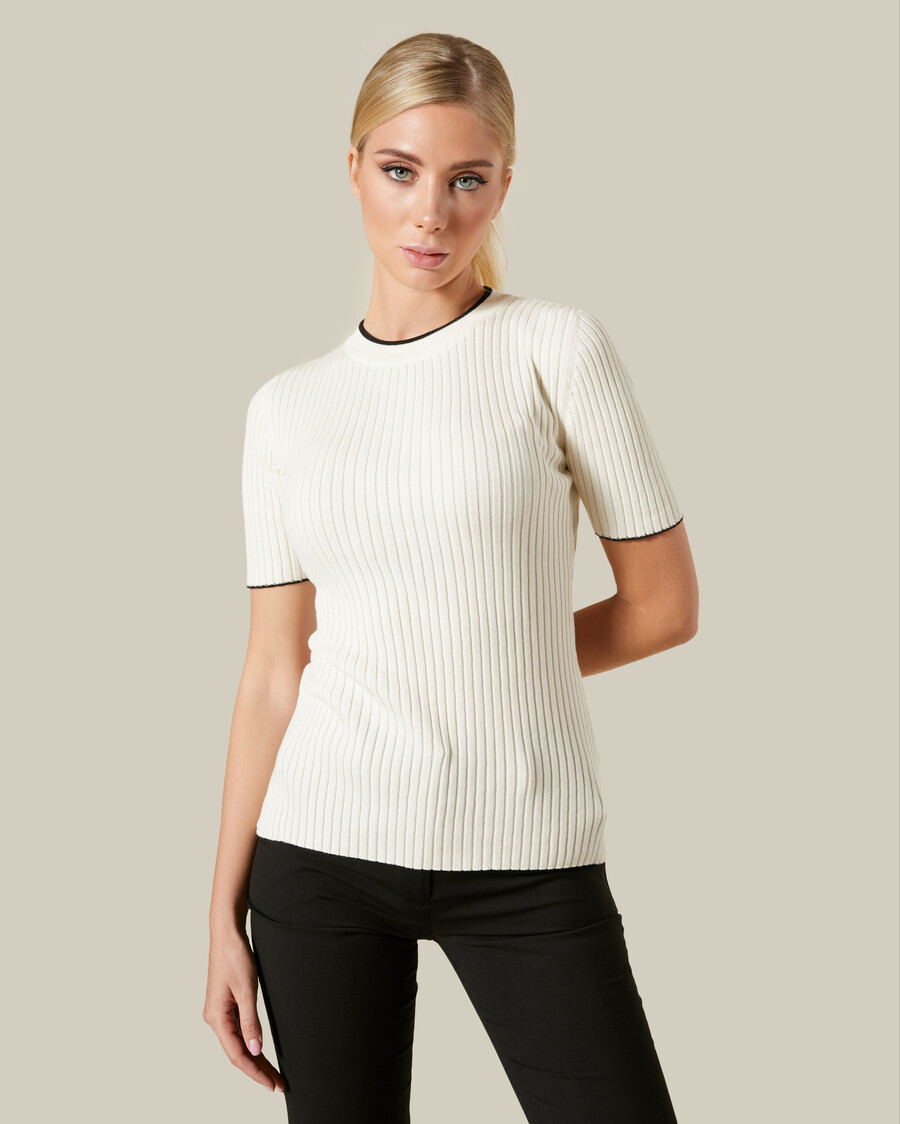 strickoberteil mit kontrastfarbenen bündchen