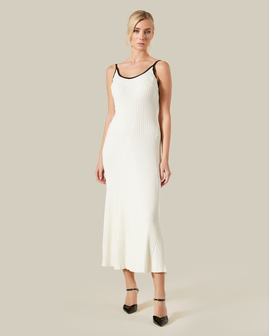 strickkleid mit kontrastfarbenen spitzen