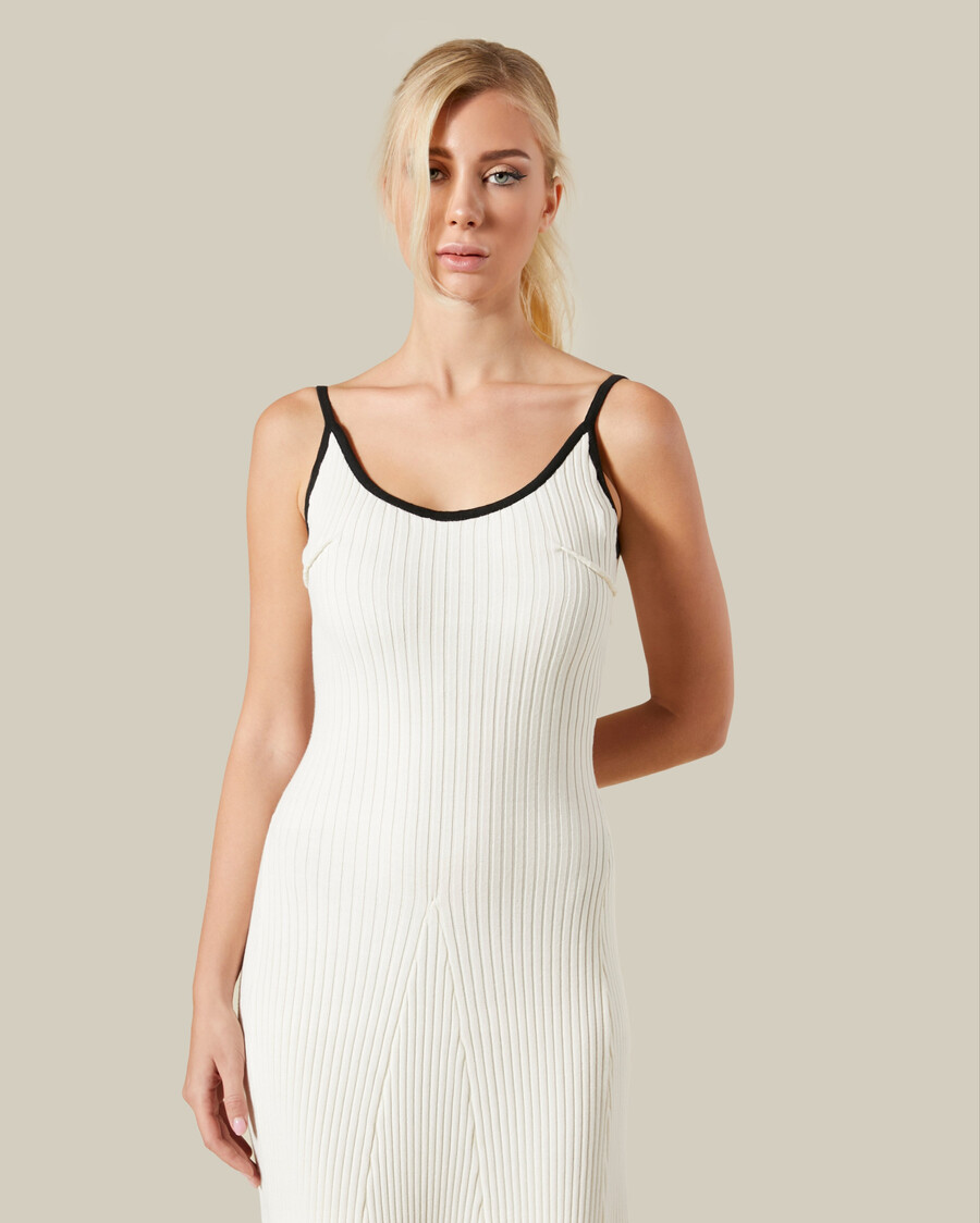 strickkleid mit kontrastfarbenen spitzen