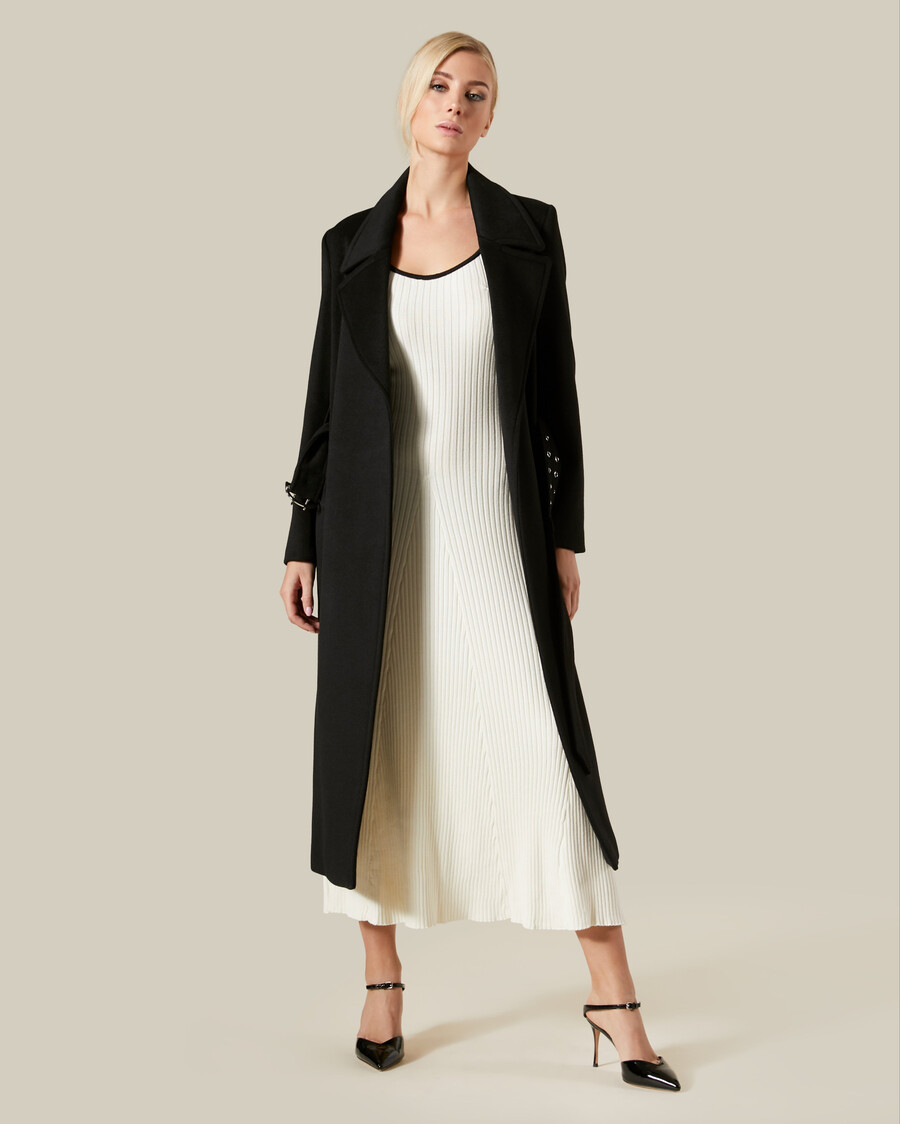 strickkleid mit kontrastfarbenen spitzen