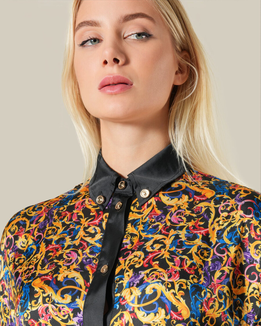 mehrfarbiges hemdkleid mit barockmuster