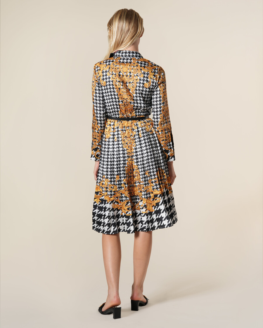 hemdblusenkleid mit geometrischem barockmuster und falten