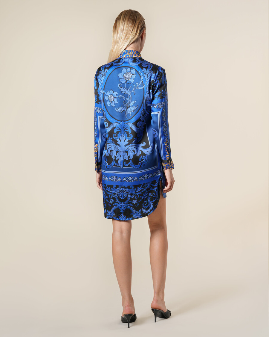 hemdblusenkleid mit blumenmuster im barockstil