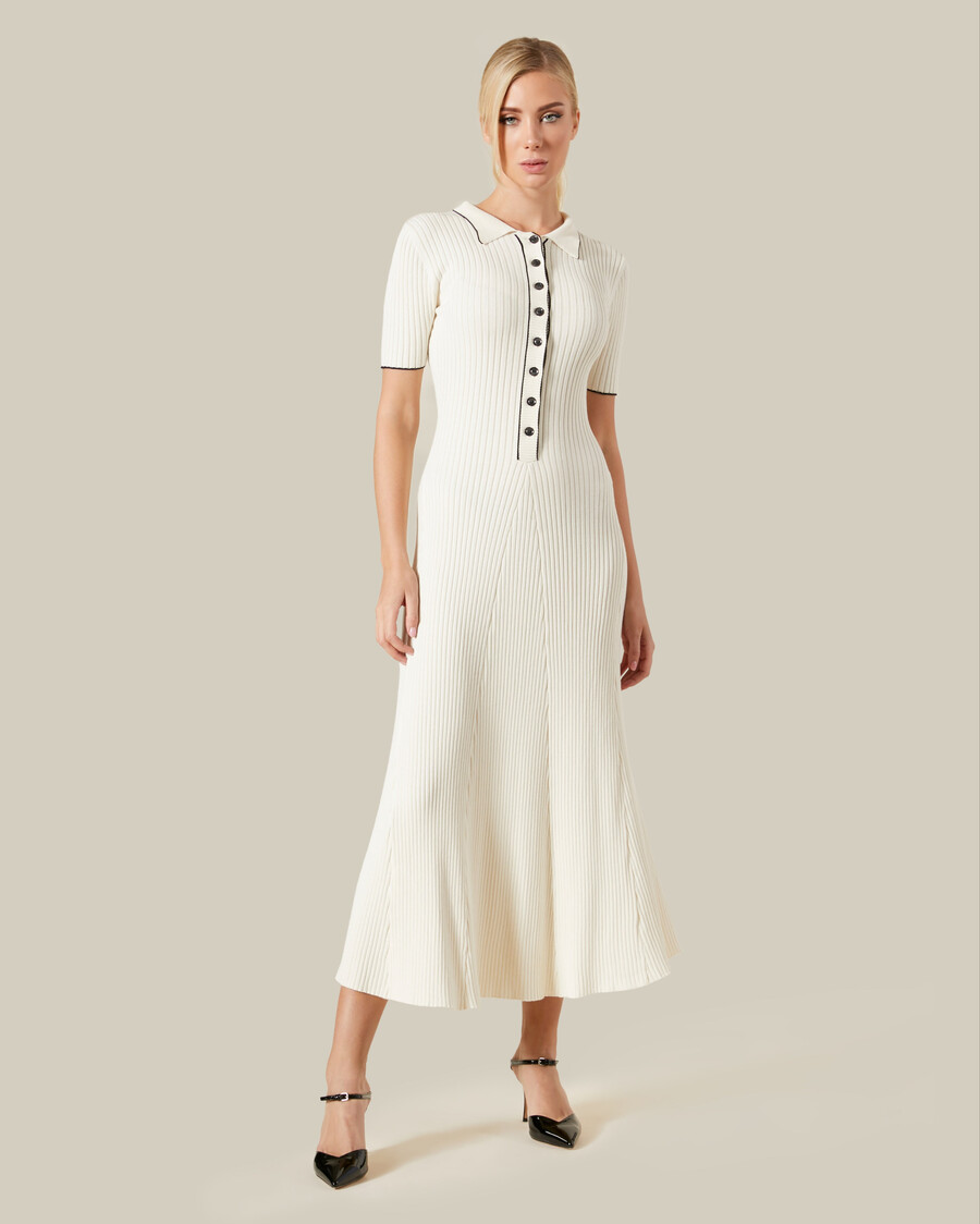 maxikleid aus geripptem strick mit kontrastfarbenen spitzen