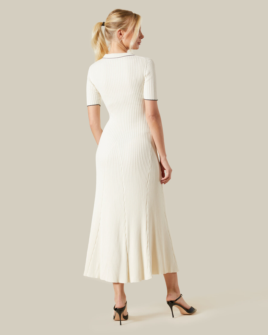 maxikleid aus geripptem strick mit kontrastfarbenen spitzen