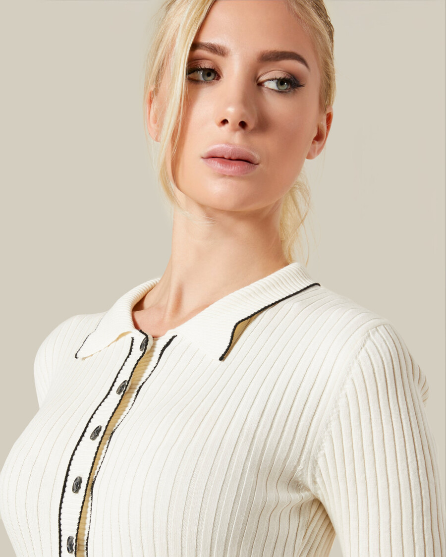 maxikleid aus geripptem strick mit kontrastfarbenen spitzen
