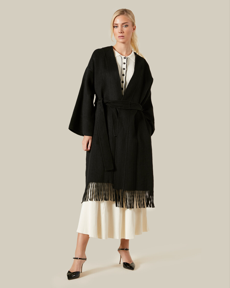 maxikleid aus geripptem strick mit kontrastfarbenen spitzen