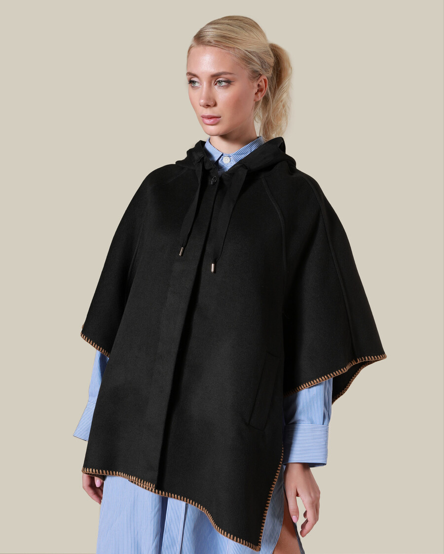 kapuzenponcho mit kontrastnähten