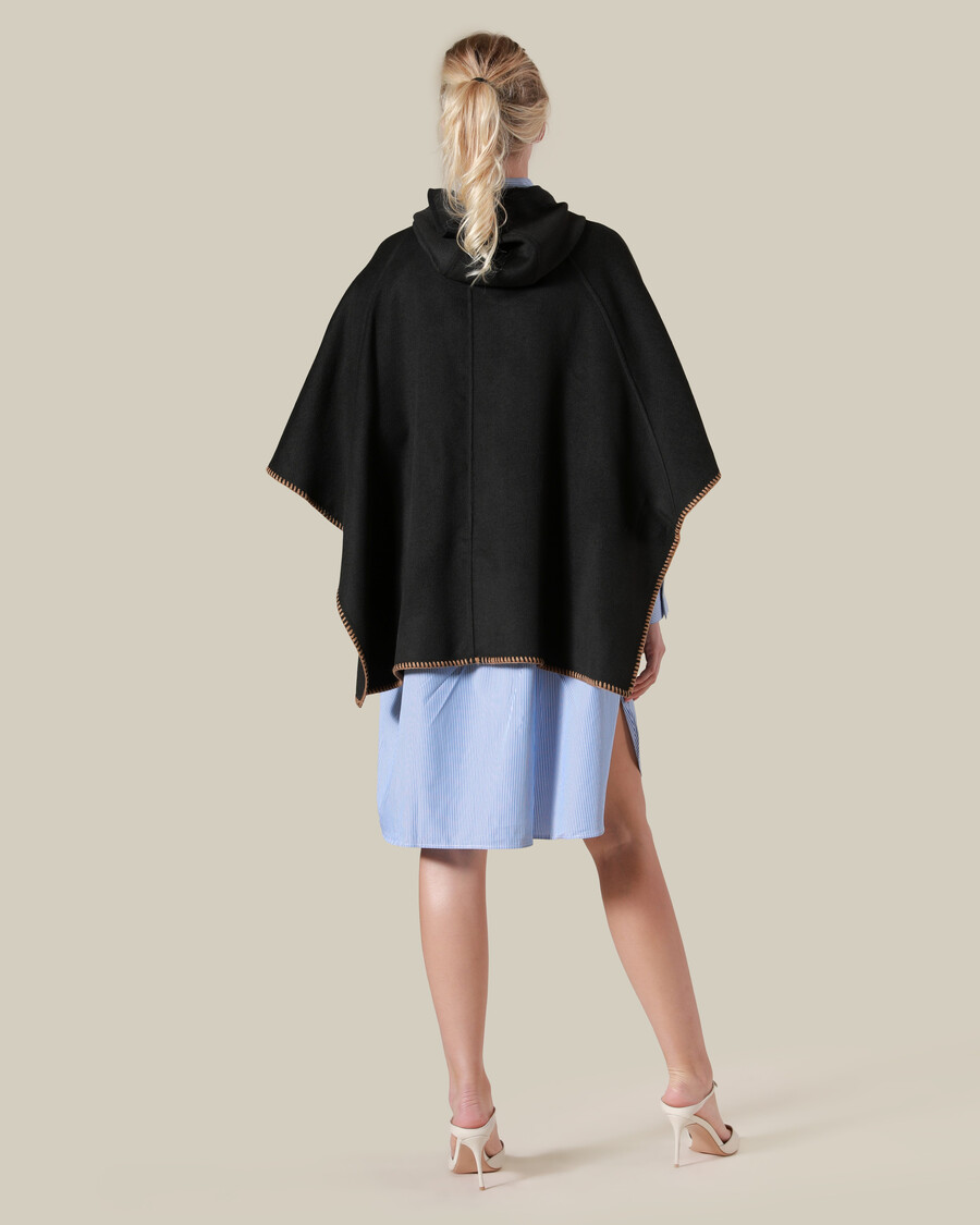 kapuzenponcho mit kontrastnähten