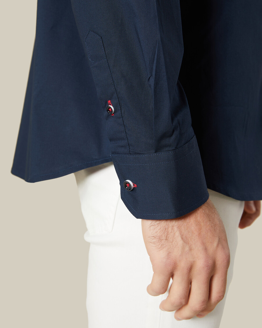 hemd mit kontrastierenden fadendetails