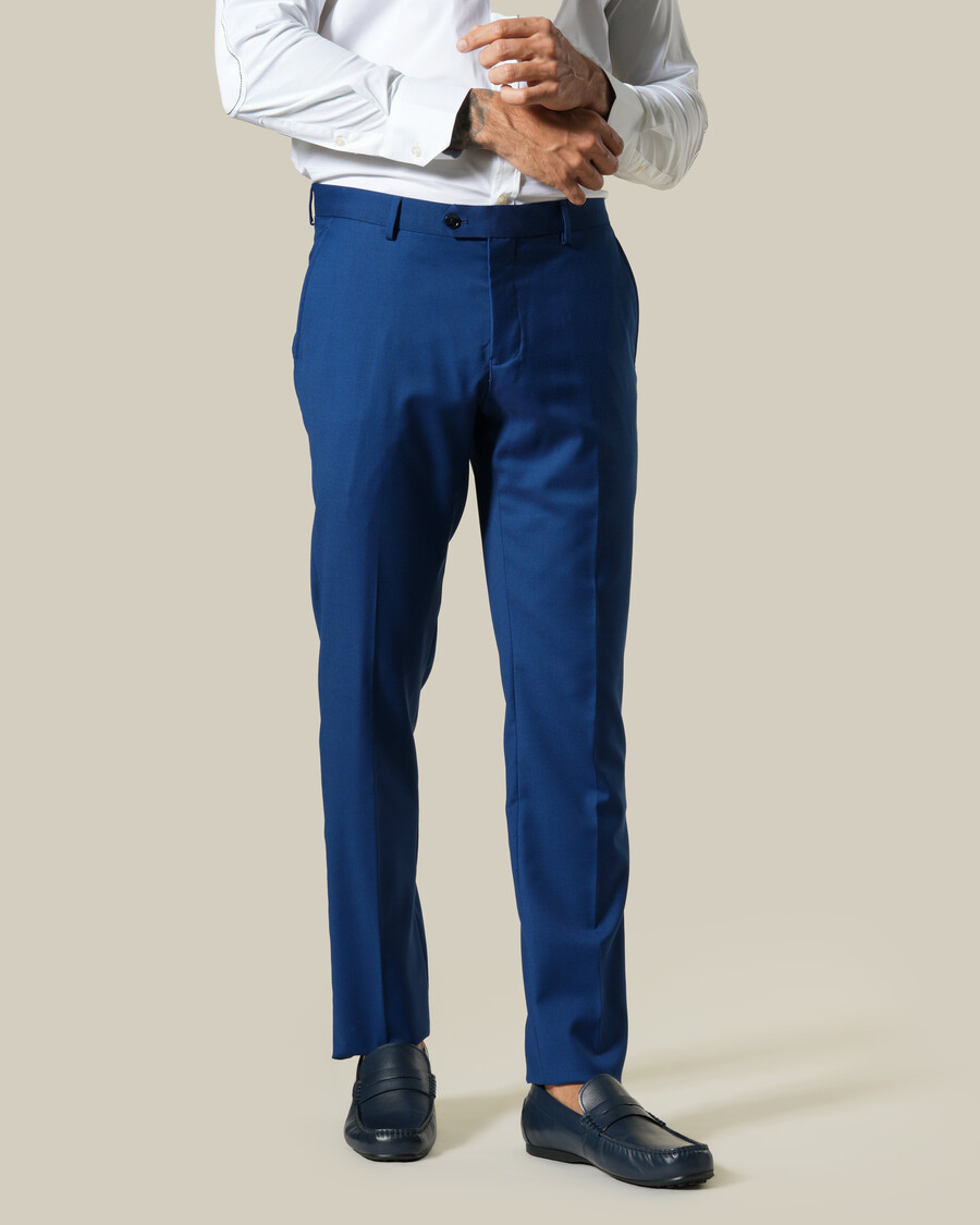 schmal geschnittene marineblaue stoffhose