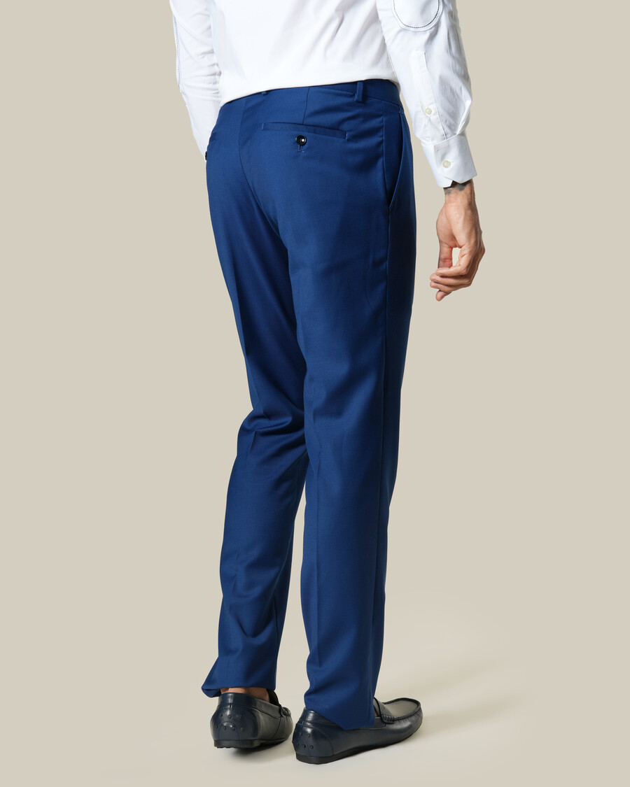 schmal geschnittene marineblaue stoffhose