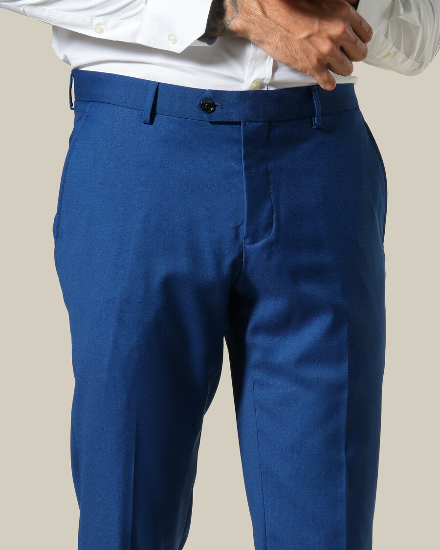 schmal geschnittene marineblaue stoffhose