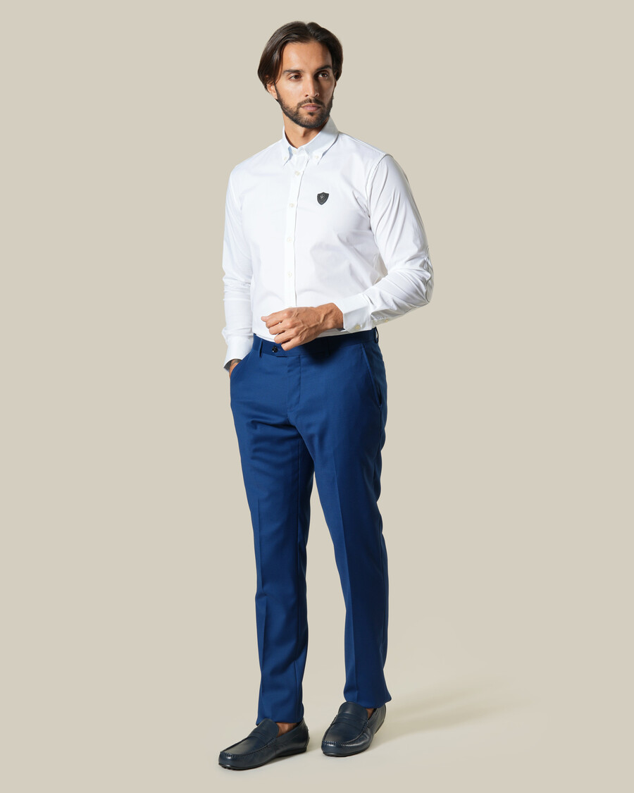 schmal geschnittene marineblaue stoffhose