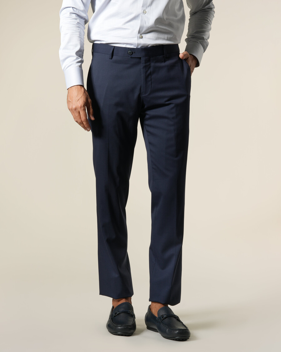 schmal geschnittene gestreifte marineblaue stoffhose