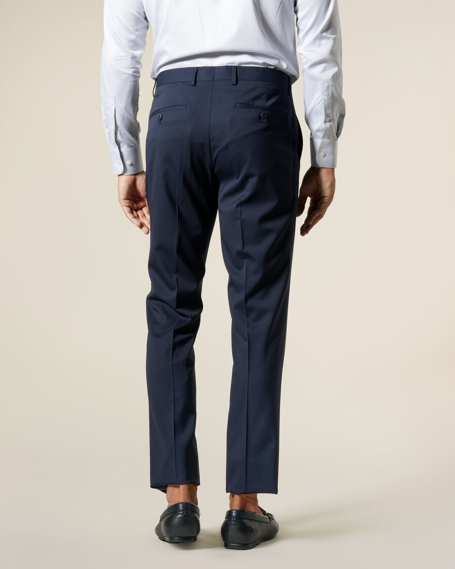 schmal geschnittene gestreifte marineblaue stoffhose