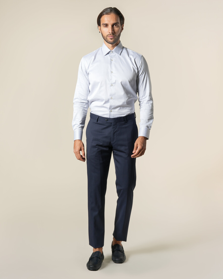 schmal geschnittene gestreifte marineblaue stoffhose