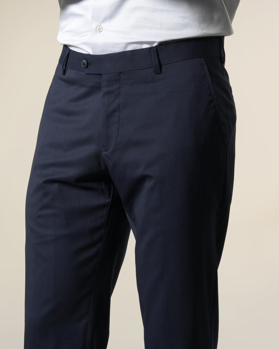 schmal geschnittene gestreifte marineblaue stoffhose