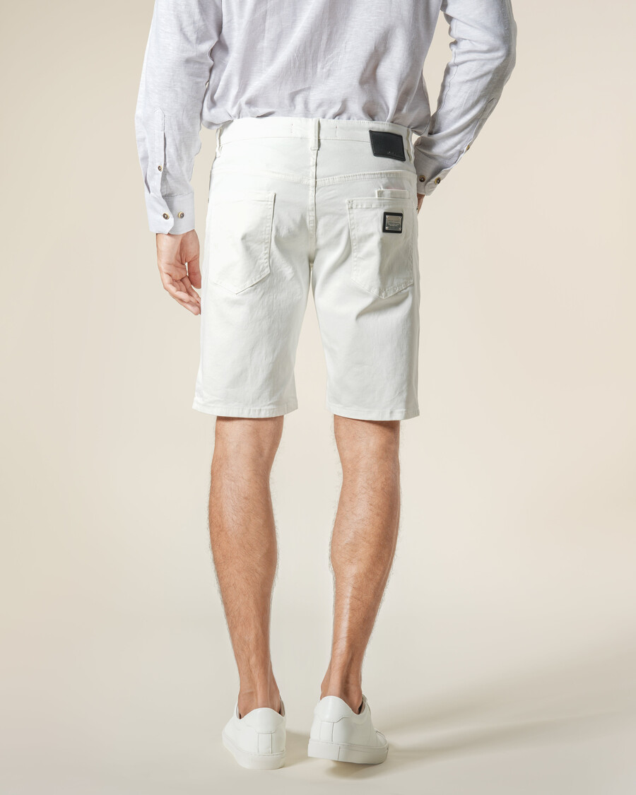 jeans-bermudas mit metallpatches